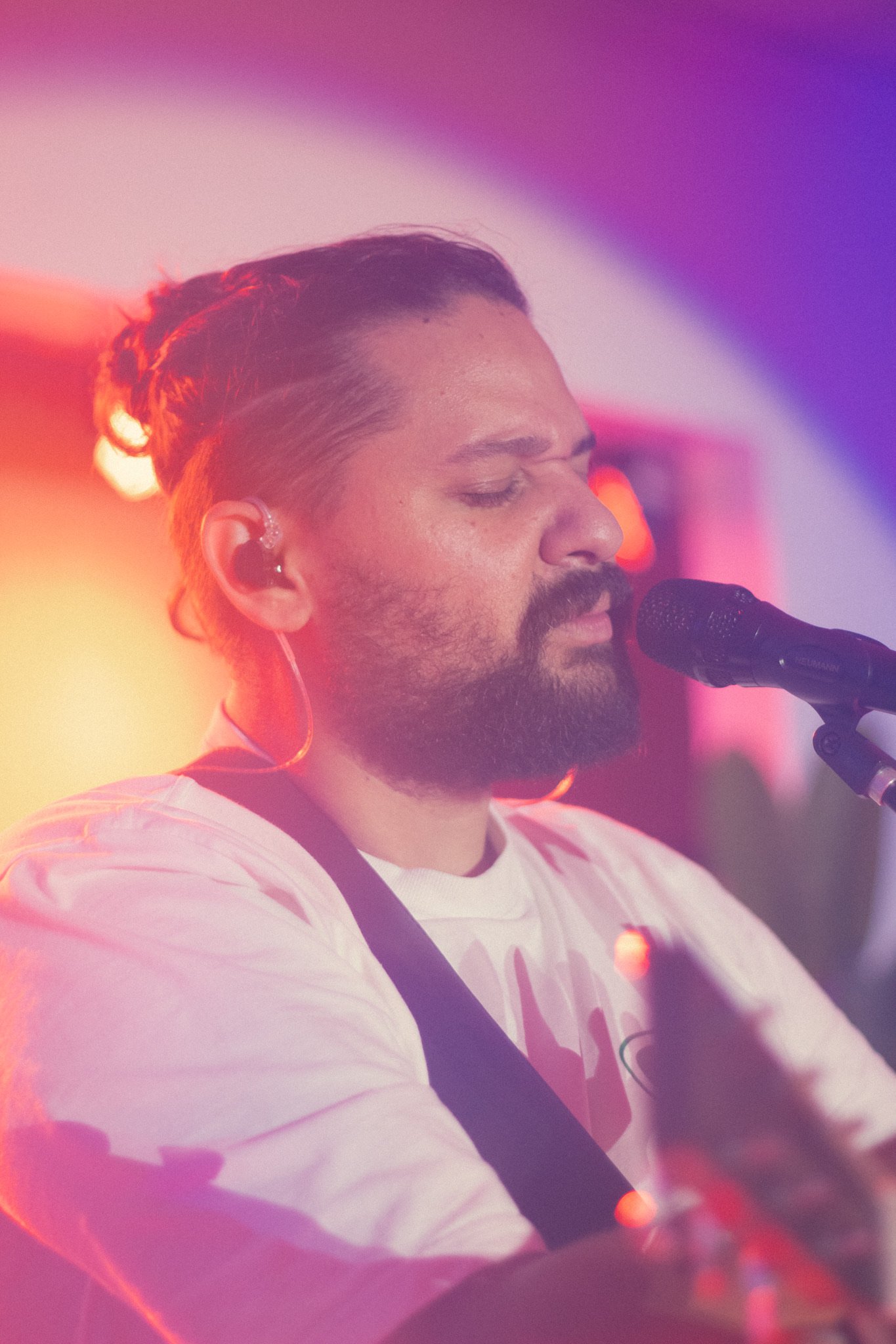 Cantor se apresentando em um evento