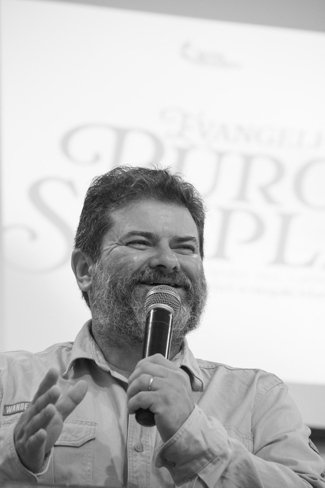 Homem sorrindo durante uma apresentação