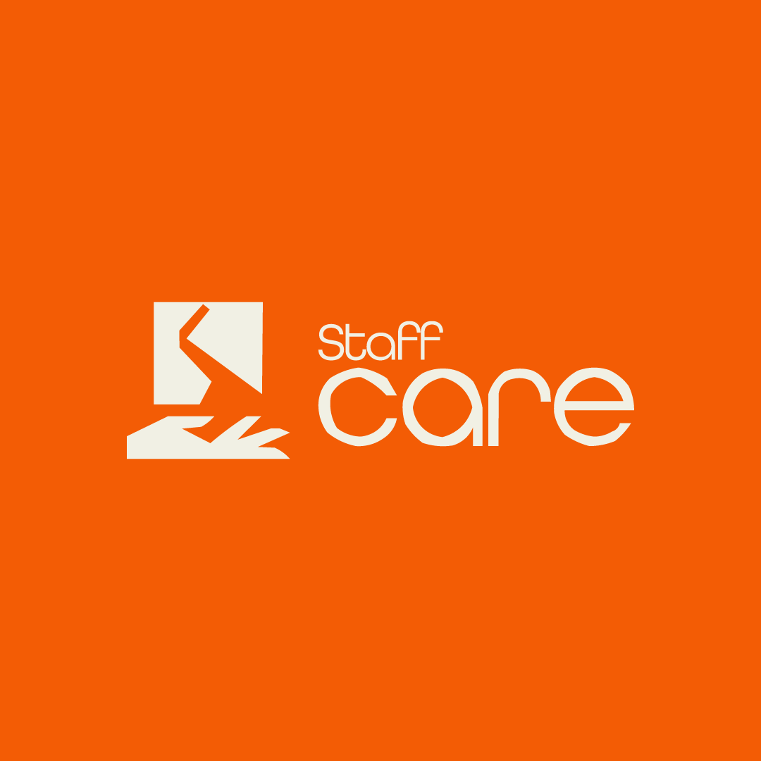 Logo Staff Care em fundo laranja